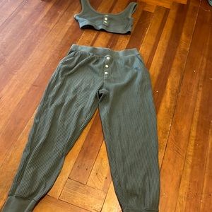 Green cropped gym outfit